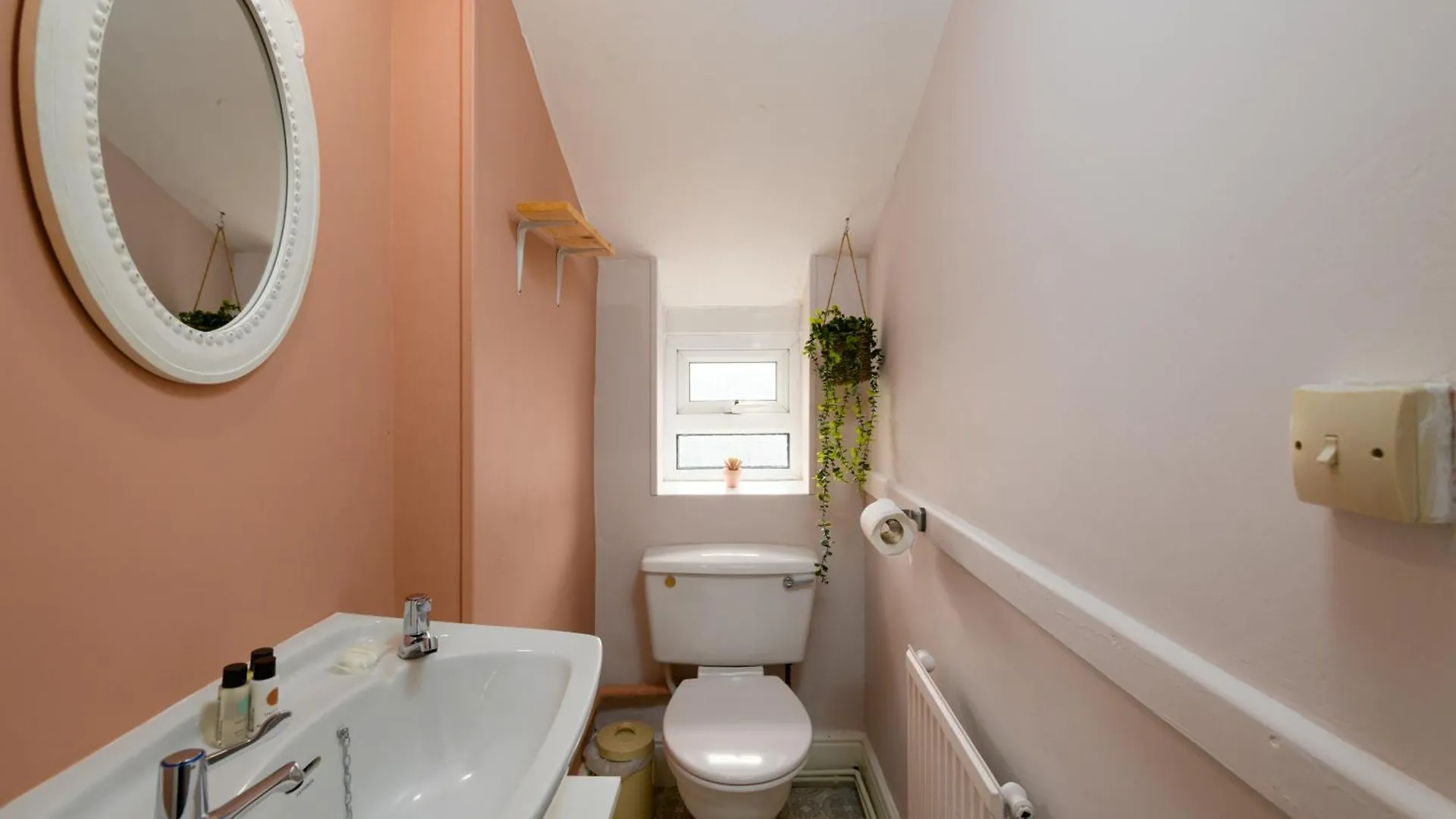 Holiday home Joseph Suite By Koya Homes - 3-Bedroom Home, Central High Street, Free Parking Barry United Kingdom