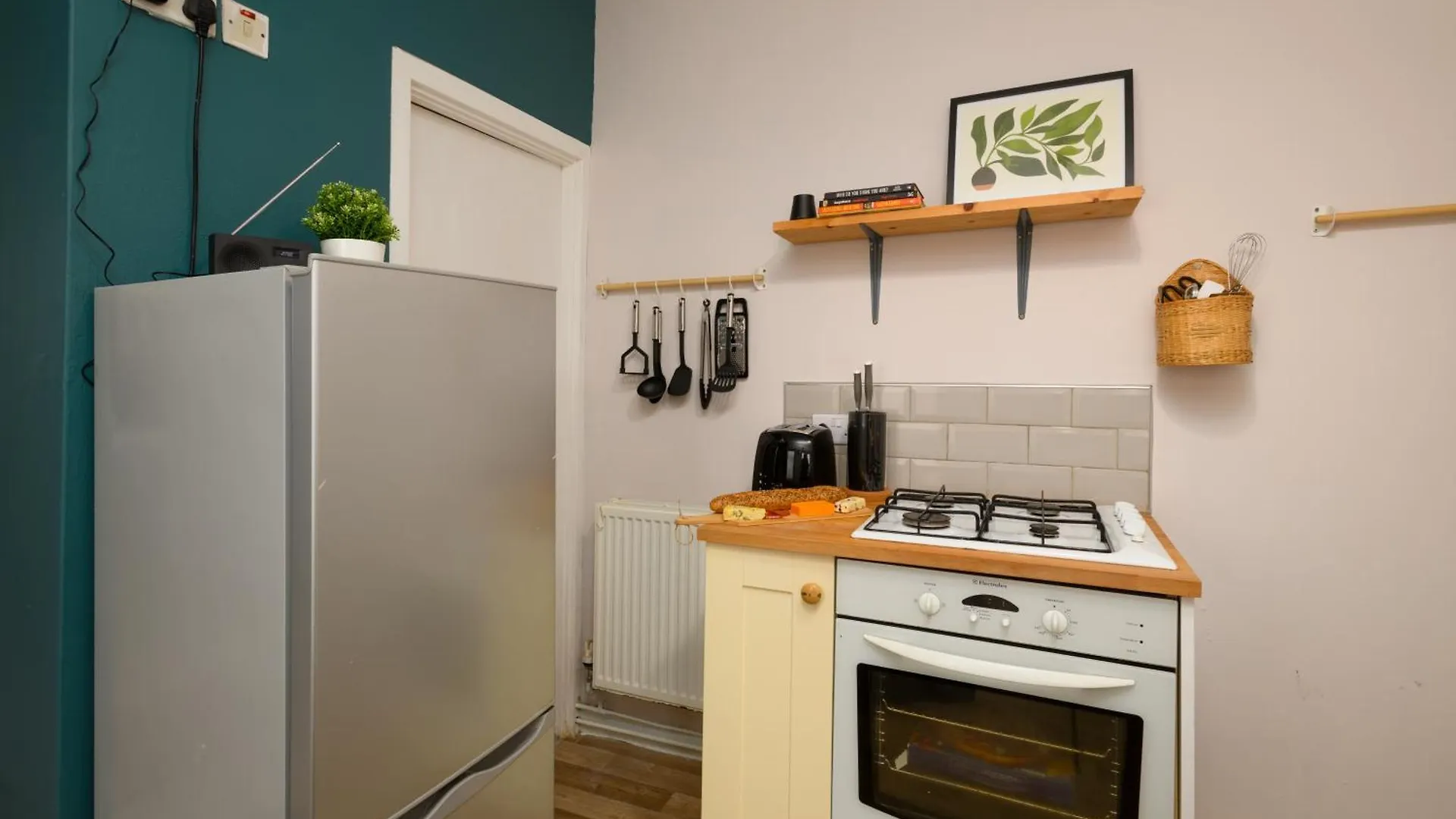 Joseph Suite By Koya Homes - 3-Bedroom Home, Central High Street, Free Parking Barry