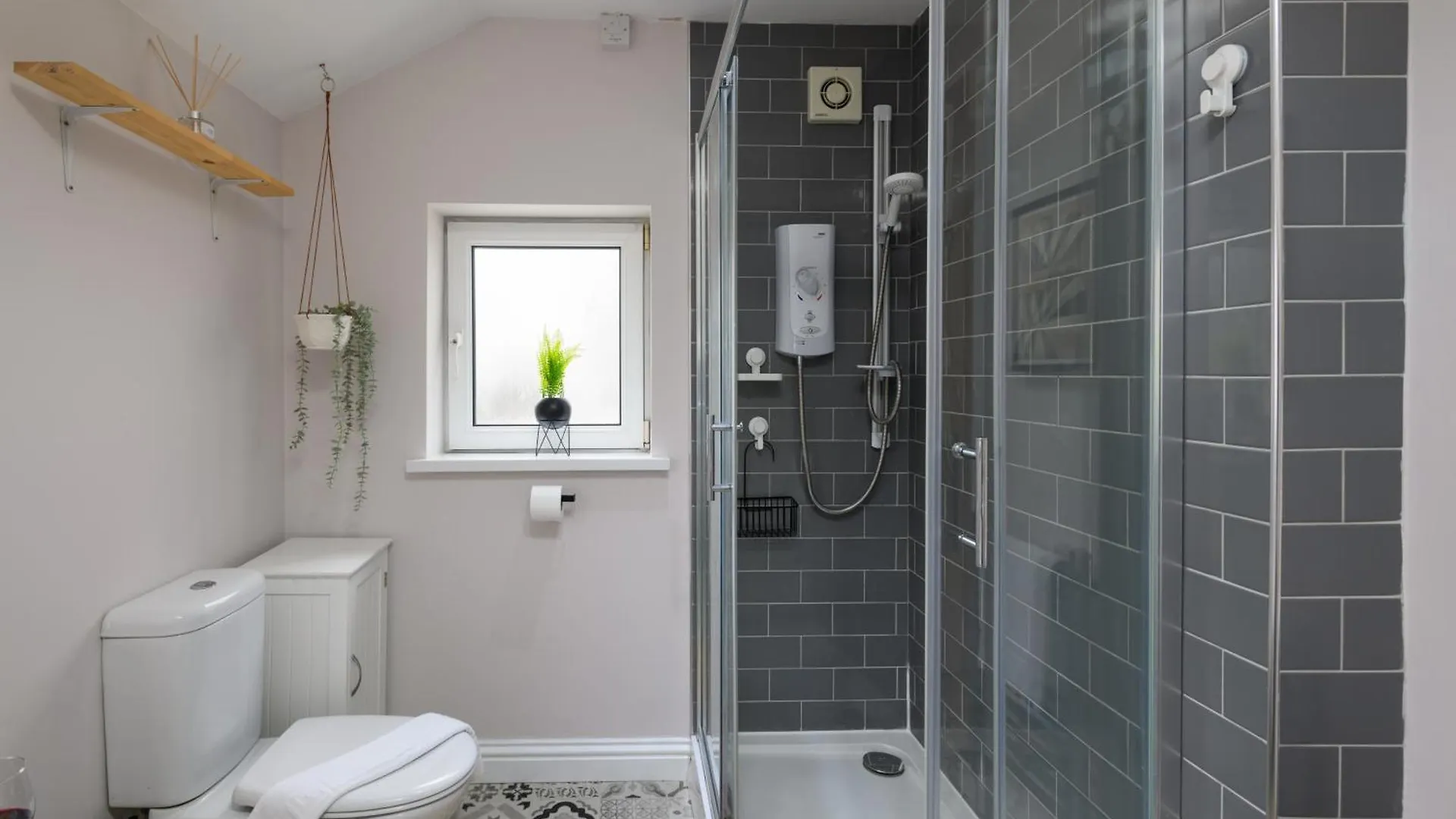 Joseph Suite By Koya Homes - 3-Bedroom Home, Central High Street, Free Parking Barry 0*,  United Kingdom