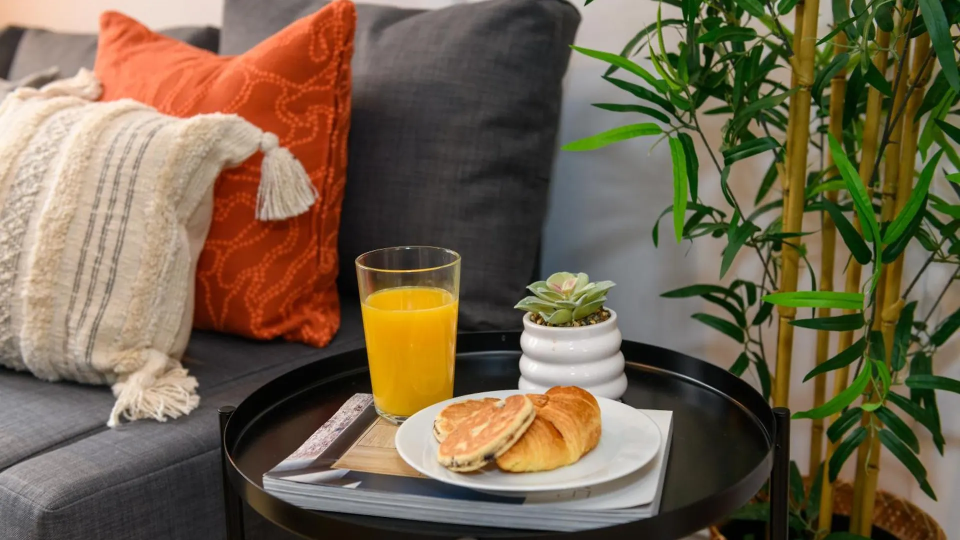 Holiday home Joseph Suite By Koya Homes - 3-Bedroom Home, Central High Street, Free Parking Barry United Kingdom
